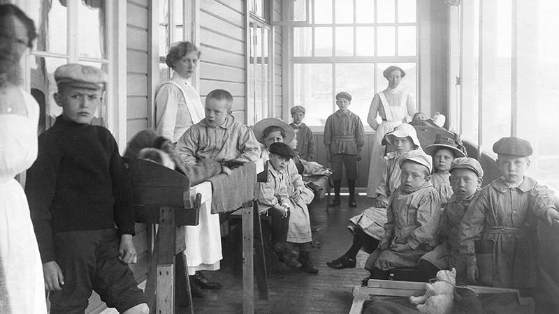 Barn och personal på Ågrenska konvalescenthem