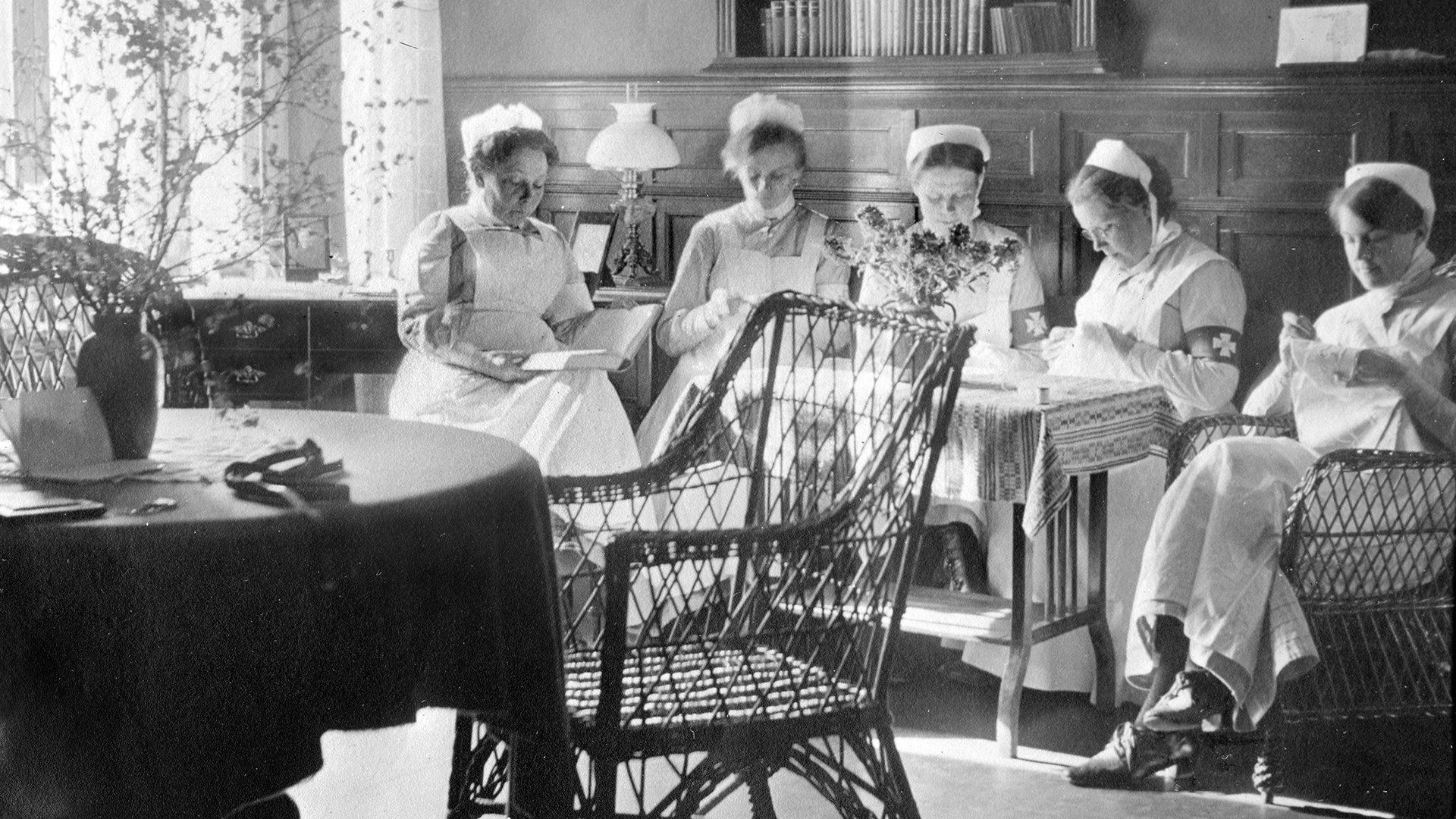 Sjuksköterskor handarbetar 1930-tal. Svartvitt foto.
