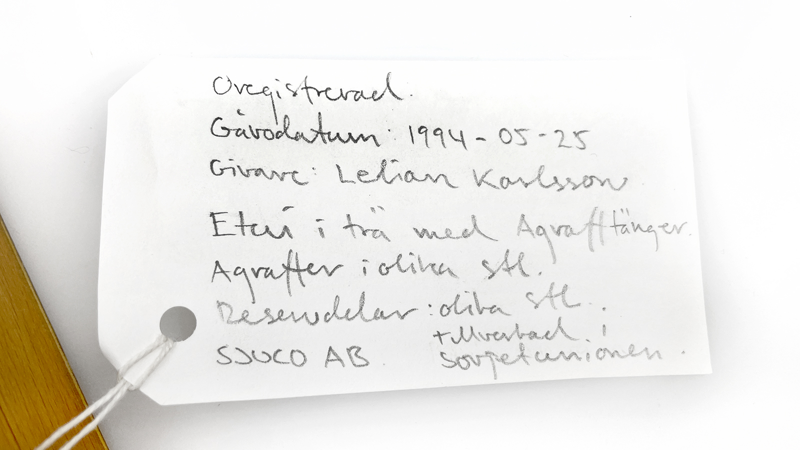 En etikett med handskriven information