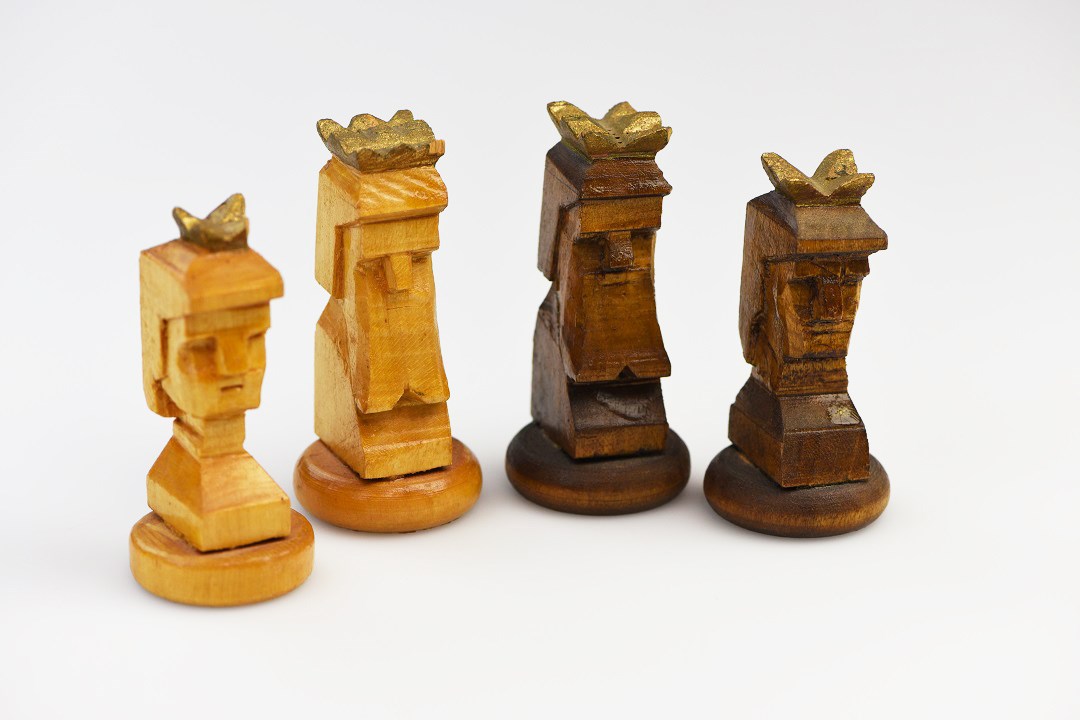 Fyra schackpjäser i trä