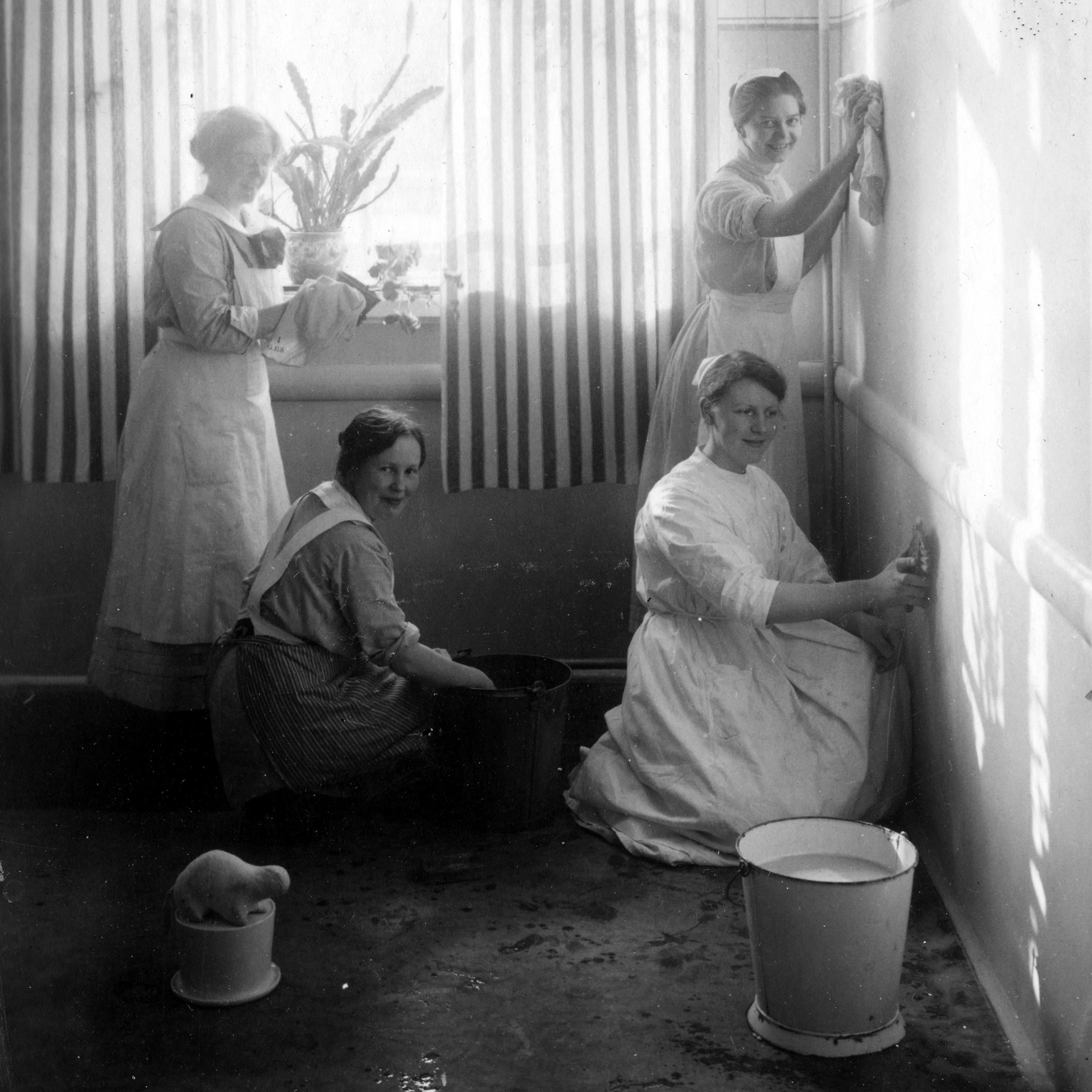 Elever på Sahlgrenska sjukhuset vårstädar 1922.